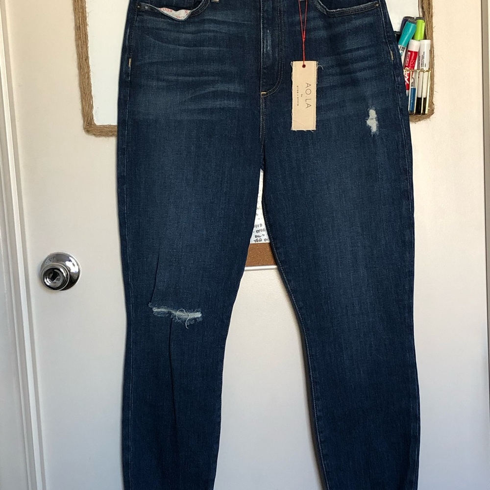 Alice + Olivia Blue Skinny Jeans with Distressed Details
Size 32
Inseam 29